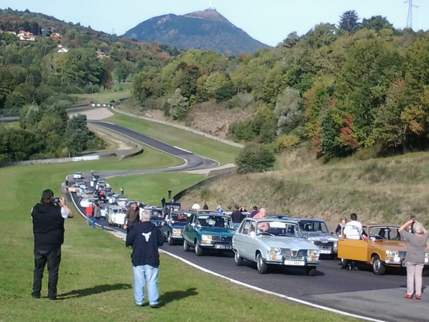 rassemblement voitures chaîne du Puy